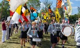 Faixas e música no IJzertreffen em Ypres, uma reunião de movimentos nacionalistas.