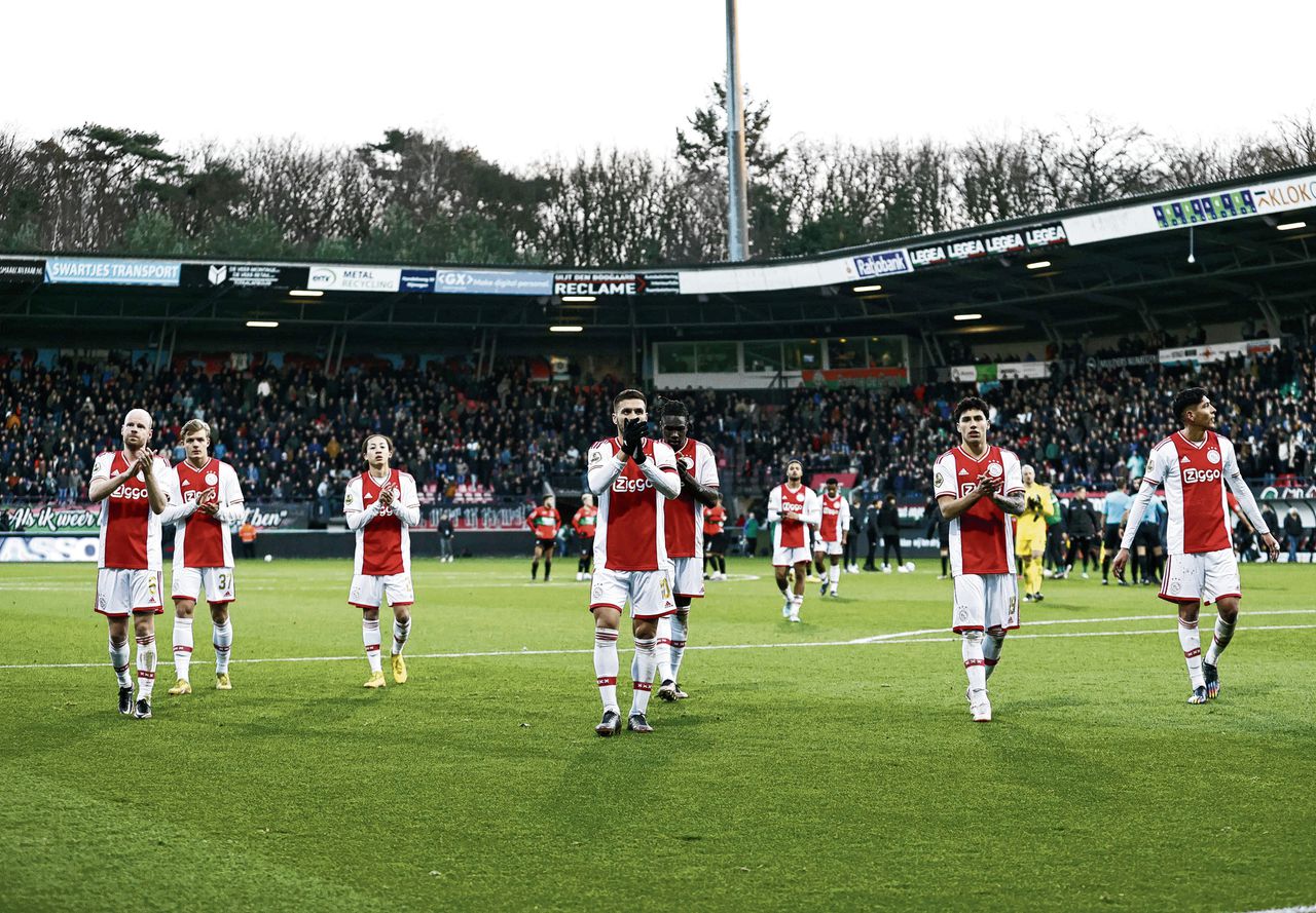 Stuurloos Ajax wacht een balanceeract bij verlies tegen Feyenoord 