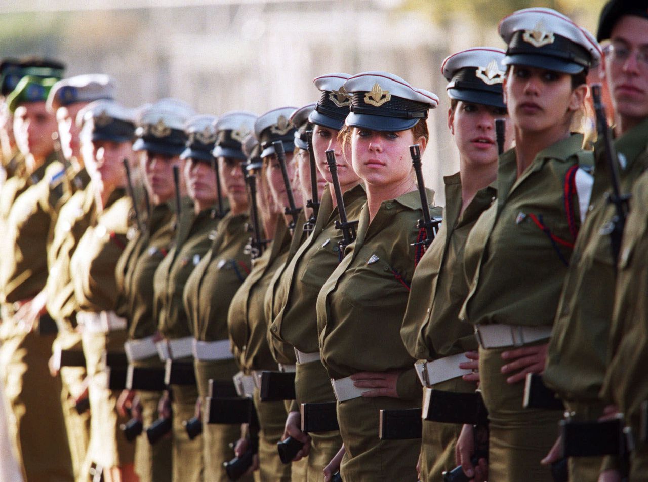 Eerst mens,dan krijger - NRC