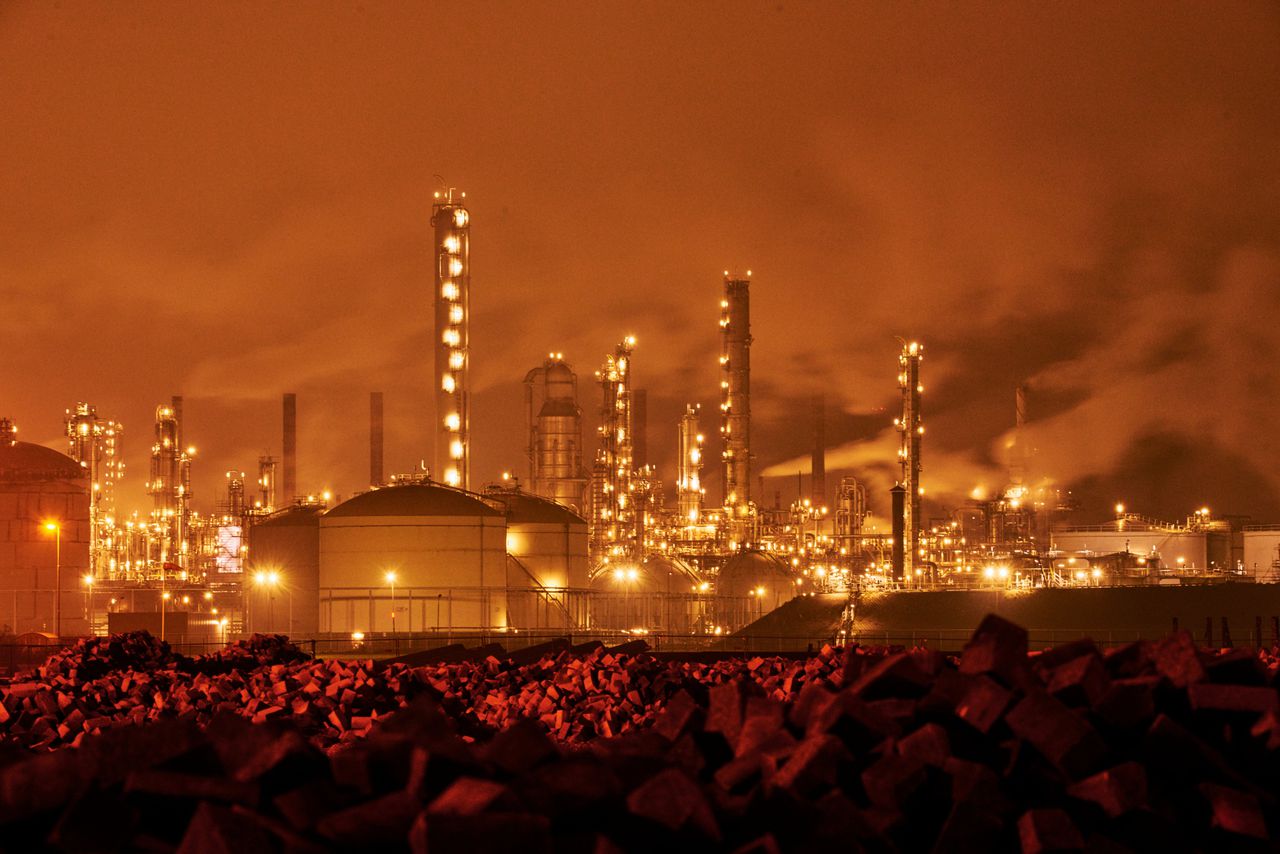 Raffinaderij van Shell bij Moerdijk.