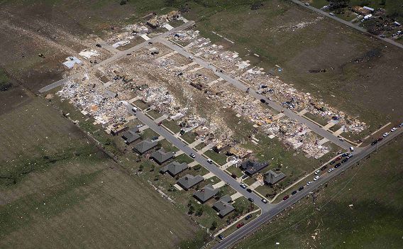 Luchtfoto van een stadje in de plaats Vilonia, Arkansas, nadat er een tornado doorheen heeft geraasd.