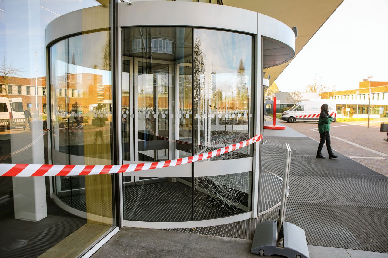 Politie zoekt naar man met vuurwapen die ontsnapte bij ziekenhuisbezoek in Utrecht