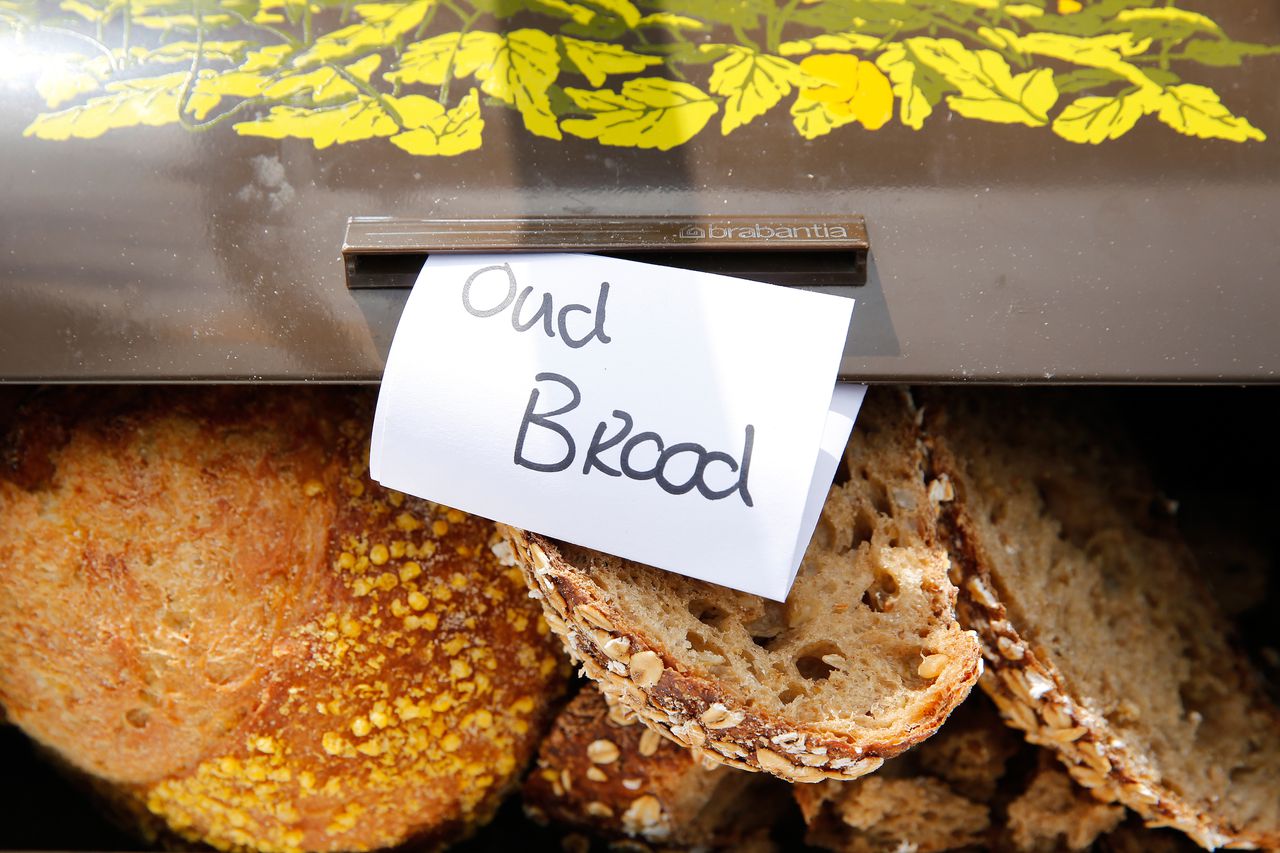 Oud brood tijdens een gratis lunch op Plein 1940 tijdens het evenement Damn Food Waste in 2015 om voedselverspilling onder de aandacht brengen.