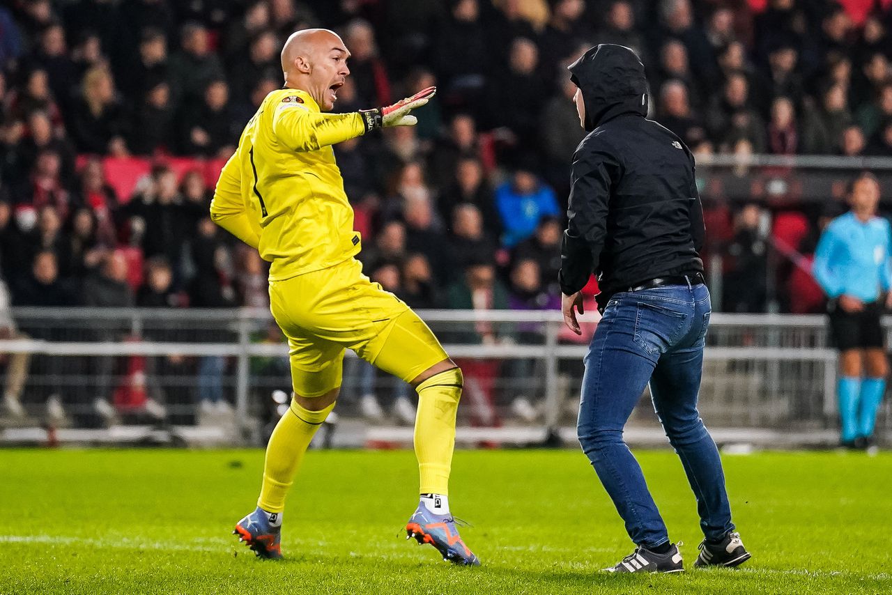 kijk in deeltje Vierde PSV krijgt 20.000 euro boete vanwege 'veldbestormer', deel tribune blijft  één duel leeg - NRC