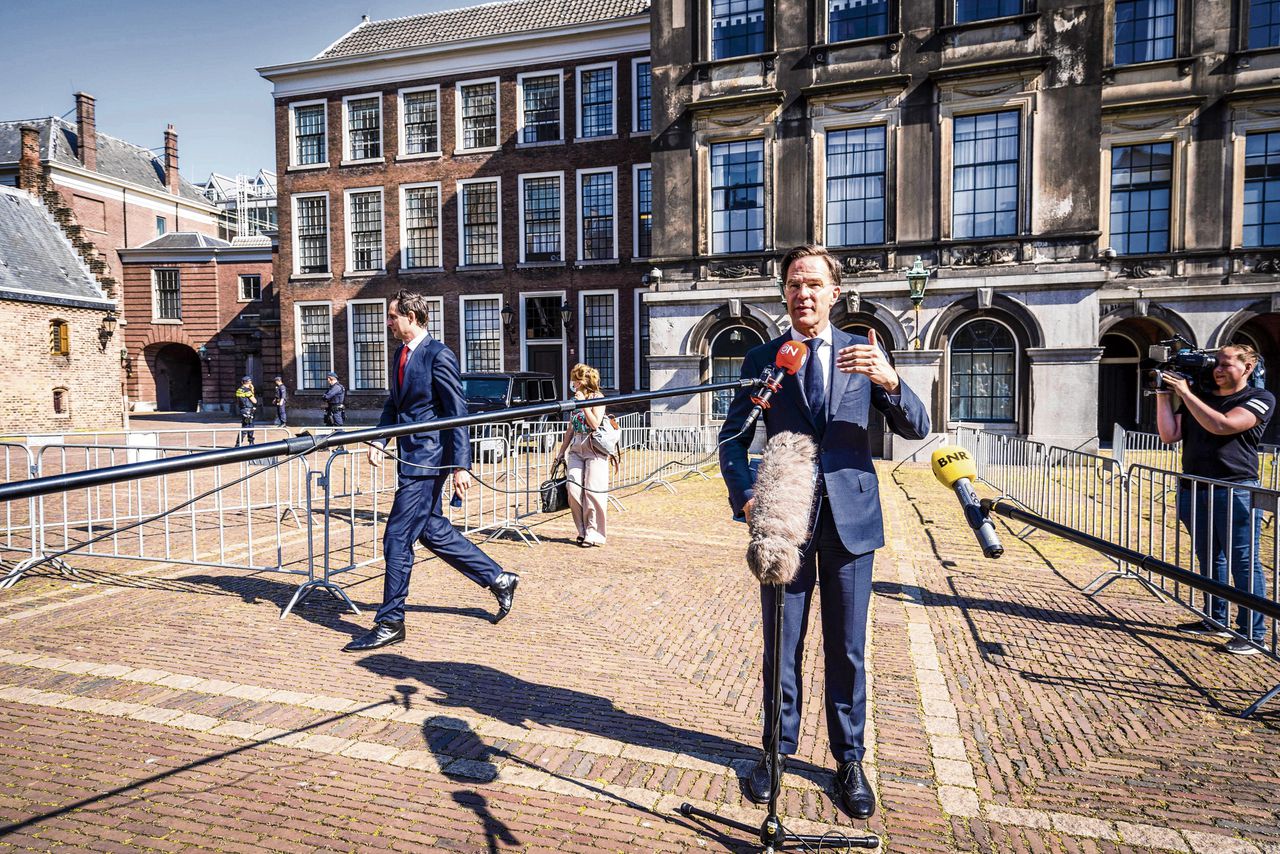 VVD-partijleider Mark Rutte staat de pers te woord na afloop van een gesprek met informateur Mariette Hamer.