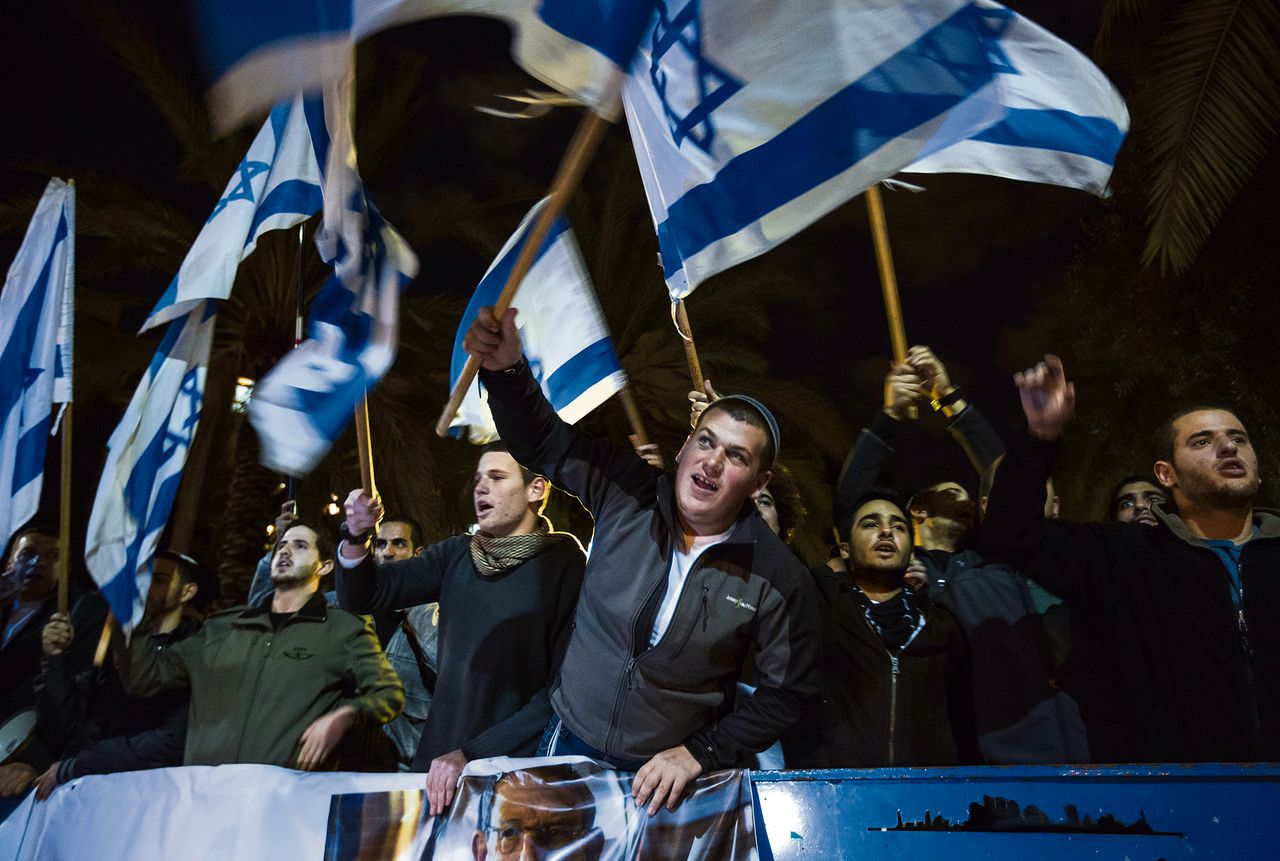 Rechtse aanhangers mengen zich in een 'Vrede Nu'-mars van linkse demonstranten in Tel Aviv. Foto Jim Hollander / EPA