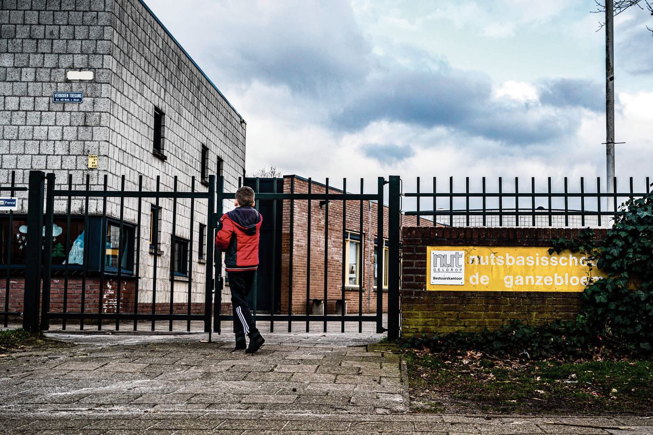 Een leerling bij basisschool de Ganzebloem in Geldrop die de deuren gesloten houdt vanwege het coronavirus.