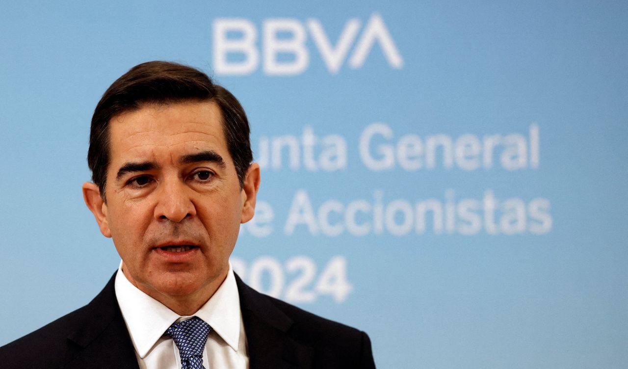 Met zijn vijandige overnamepoging schudt hij de Spaanse bankensector wakker 