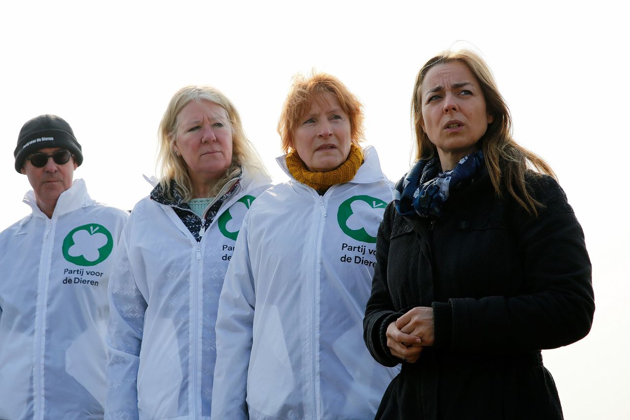 PvdD-leider Marianne Thieme (R) met medestanders tijdens een actie tegen het vergassen van ganzen en voor het plaatsen van zonneakkers rond Schiphol.