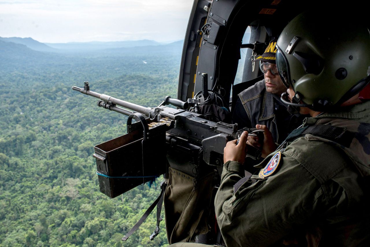Soldaten van de Venezolaanse Nationiale Garde vliegen over een cocaïnelaboratorium dat werd opgerold in december vorig jaar.