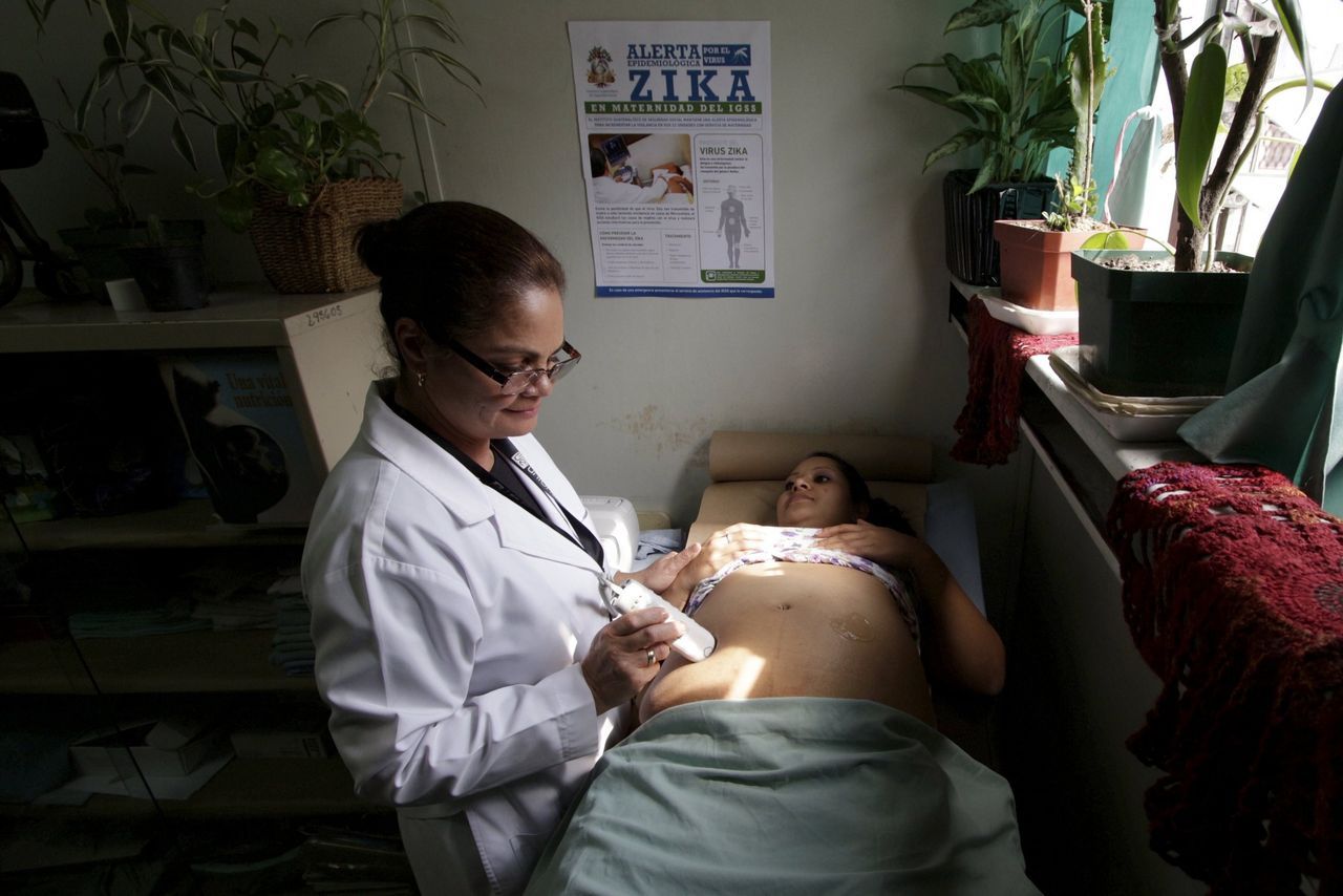 Onderzoeken van zwangere vrouw (in Guatamala).  Foto: Josue Decavele/Reuters