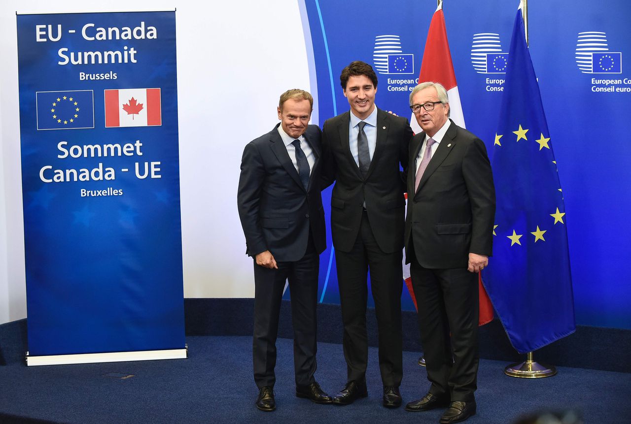 De Europese leiders Donald Tusk en Jean-Claude Juncker met de Canadese premier Justin Trudeau.
