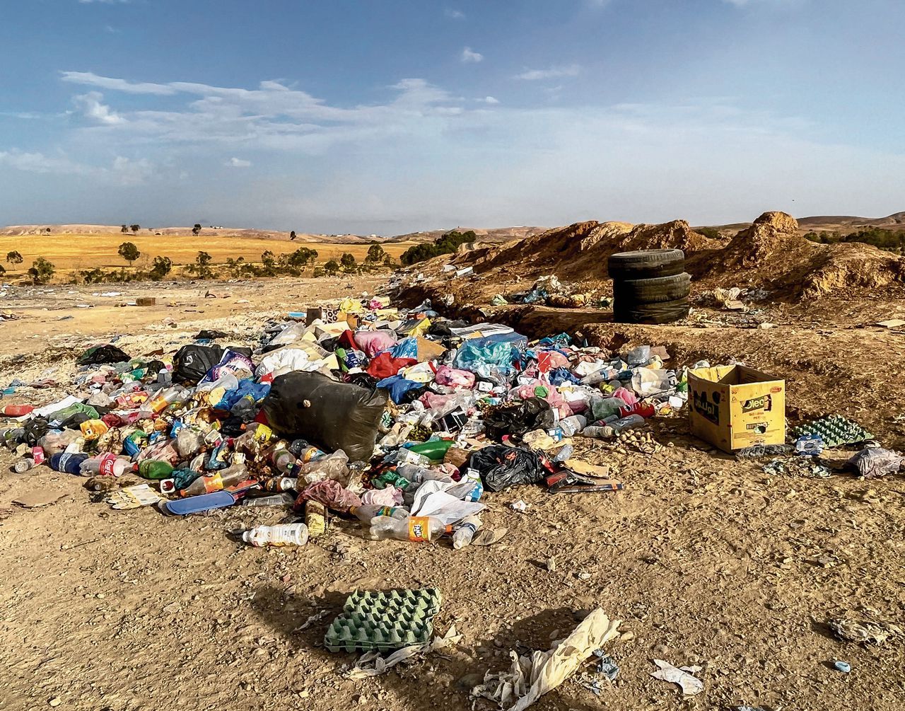 Een afvalberg langs de weg naar Dar el Kebdani. „Je had hier vroeger bomen en er stroomde water”, zegt Jawad Tohami.
