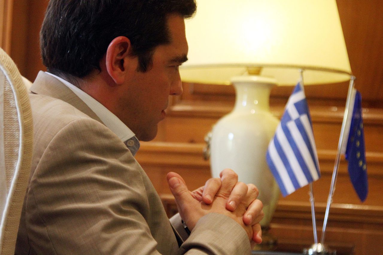 De Griekse premier Alexis Tsipras tijdens een gesprek met Gabi Zimmer in Athene.