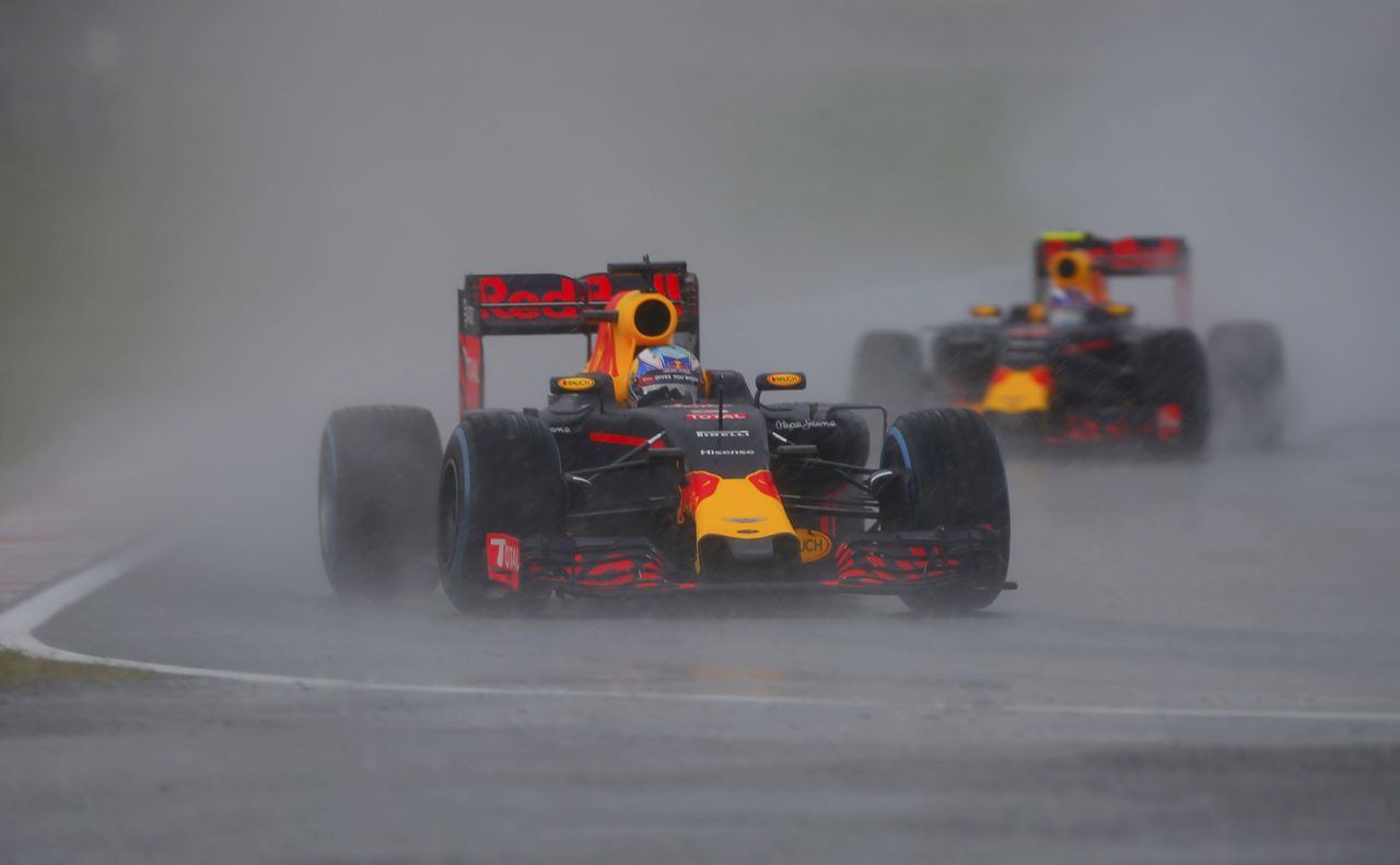 De ploeggenoten Max Verstappen en Daniel Ricciardo tijdens de natte kwalificaties voor de GP van Hongarije.