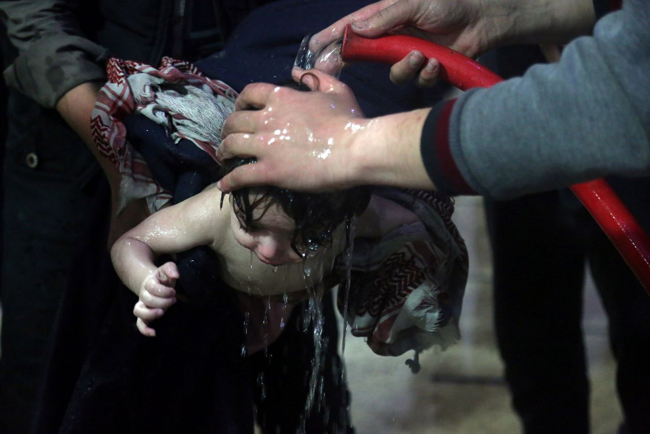 Een kind wordt gewassen in Douma, na wat vermoedelijk een gifgasaanval is geweest.