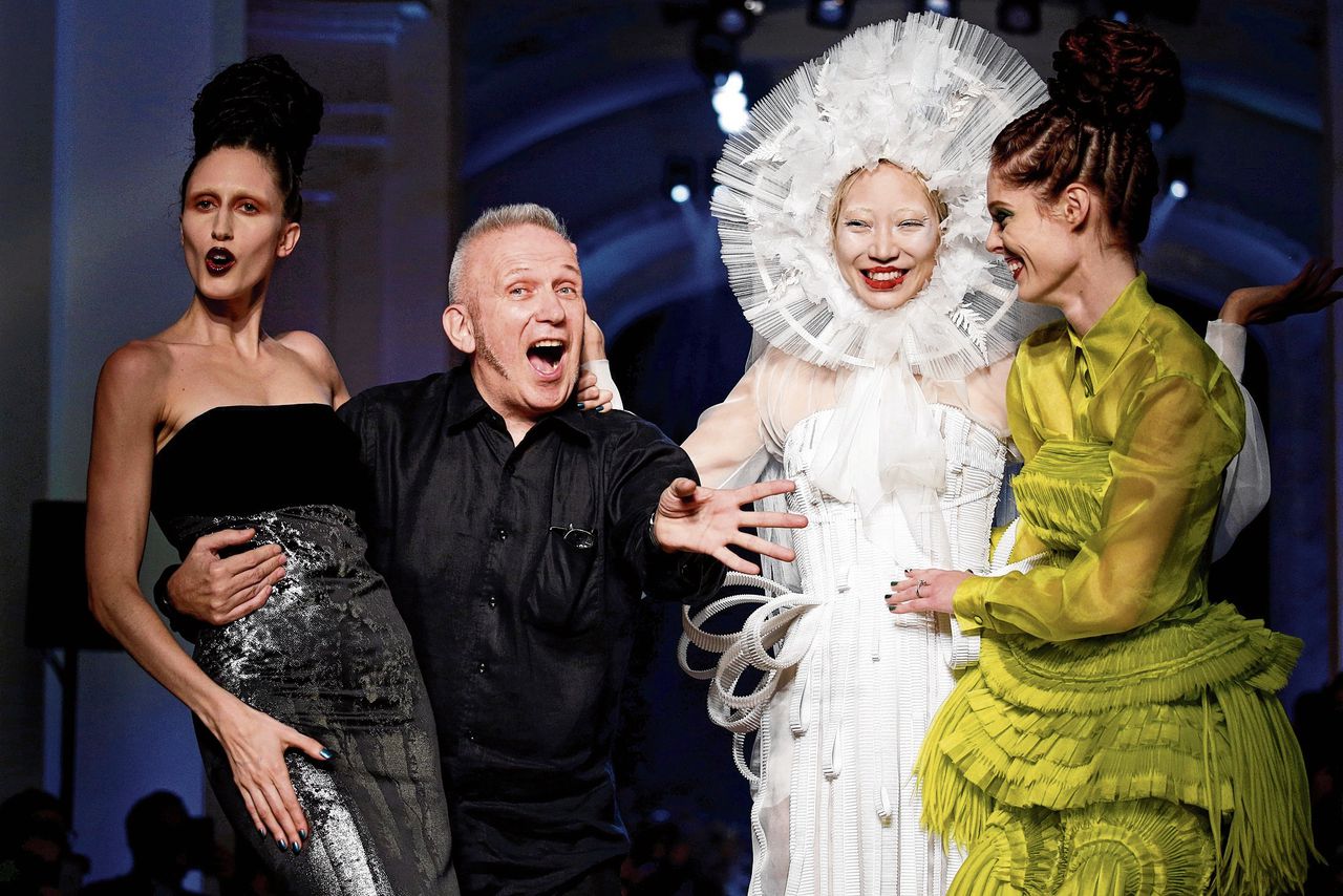 Modeontwerper Jean Paul Gaultier te midden van modellen aan het einde van zijn haute-coutureshow in 2016.