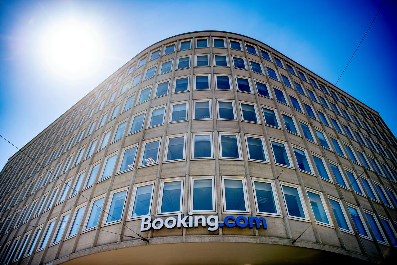 Booking kwam enkele weken geleden ook al in opspraak, omdat het bedrijf ondanks het verkrijgen van staatssteun tijdens de coronacrisis miljoenen euro's aan bonussen had uitgekeerd aan zijn drie bestuurders.