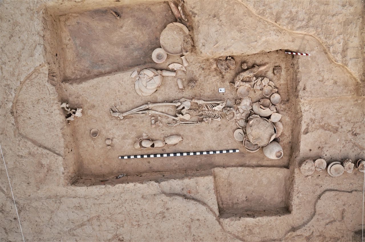Skelet van een vrouw behorend tot de Indusbeschaving, met voor de cultuur kenmerkende grafvondsten.