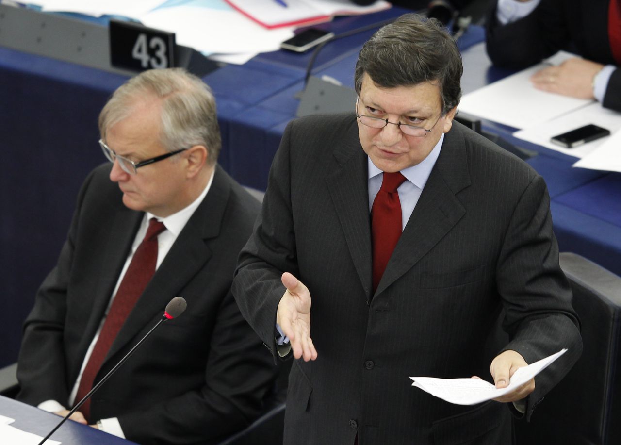 Barroso, voorzitter van de Europese Commissie, spreekt het Europese parlement toe tijdens een debat over de economische regering van Europa, vorige week. Links van hem zit eurocommissaris Olli Rehn.