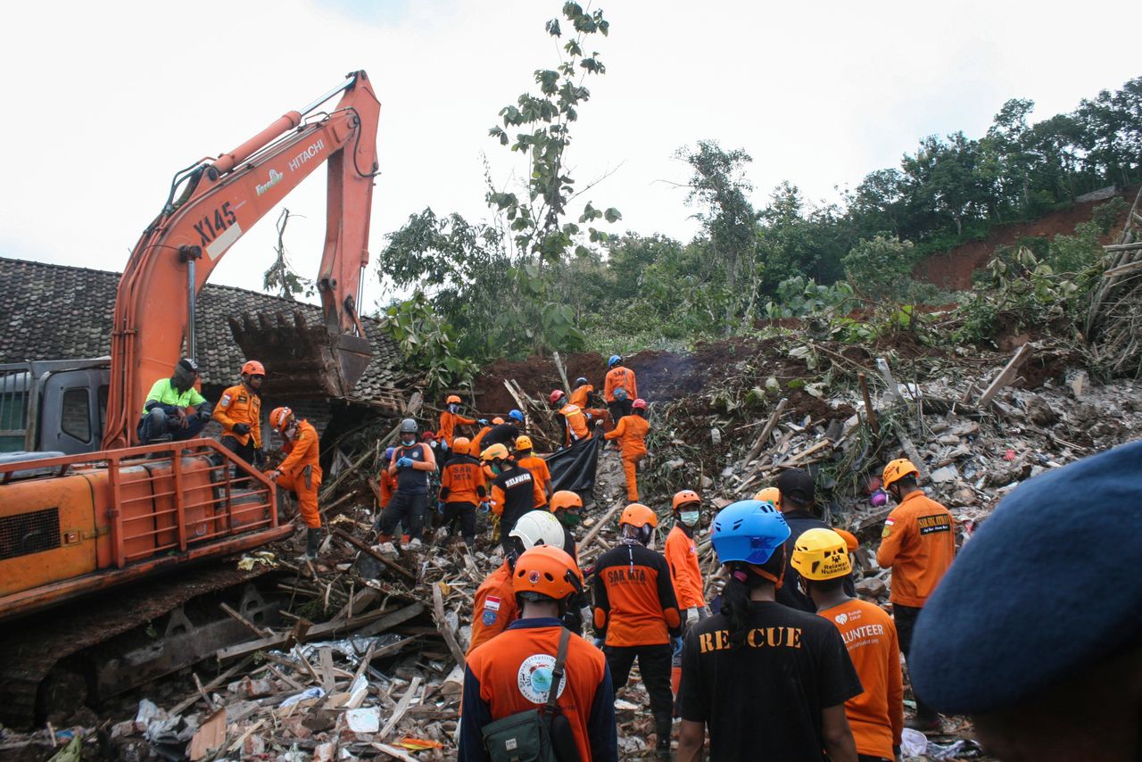 Reddingswerkers zoeken naar overlevenden na de aardverschuiving in Oost-Java.