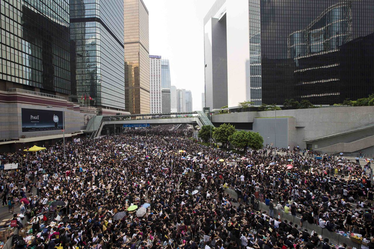 Demonstranten blokkeren de hoofdweg naar het financiële district in Hongkong.