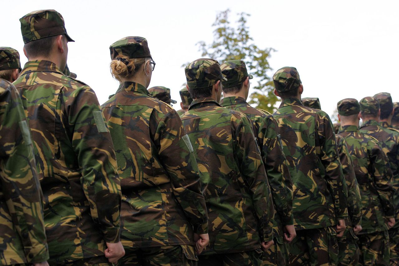 1 op 8 vrouwen in het leger ervaart seksuele intimidatie 