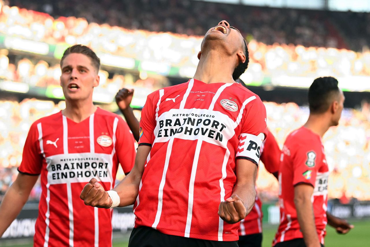 Aanvoerder Cody Gakpo kan zijn geluk niet op nadat hij PSV op 2-1 heeft gebracht in de bekerfinale tegen Ajax.