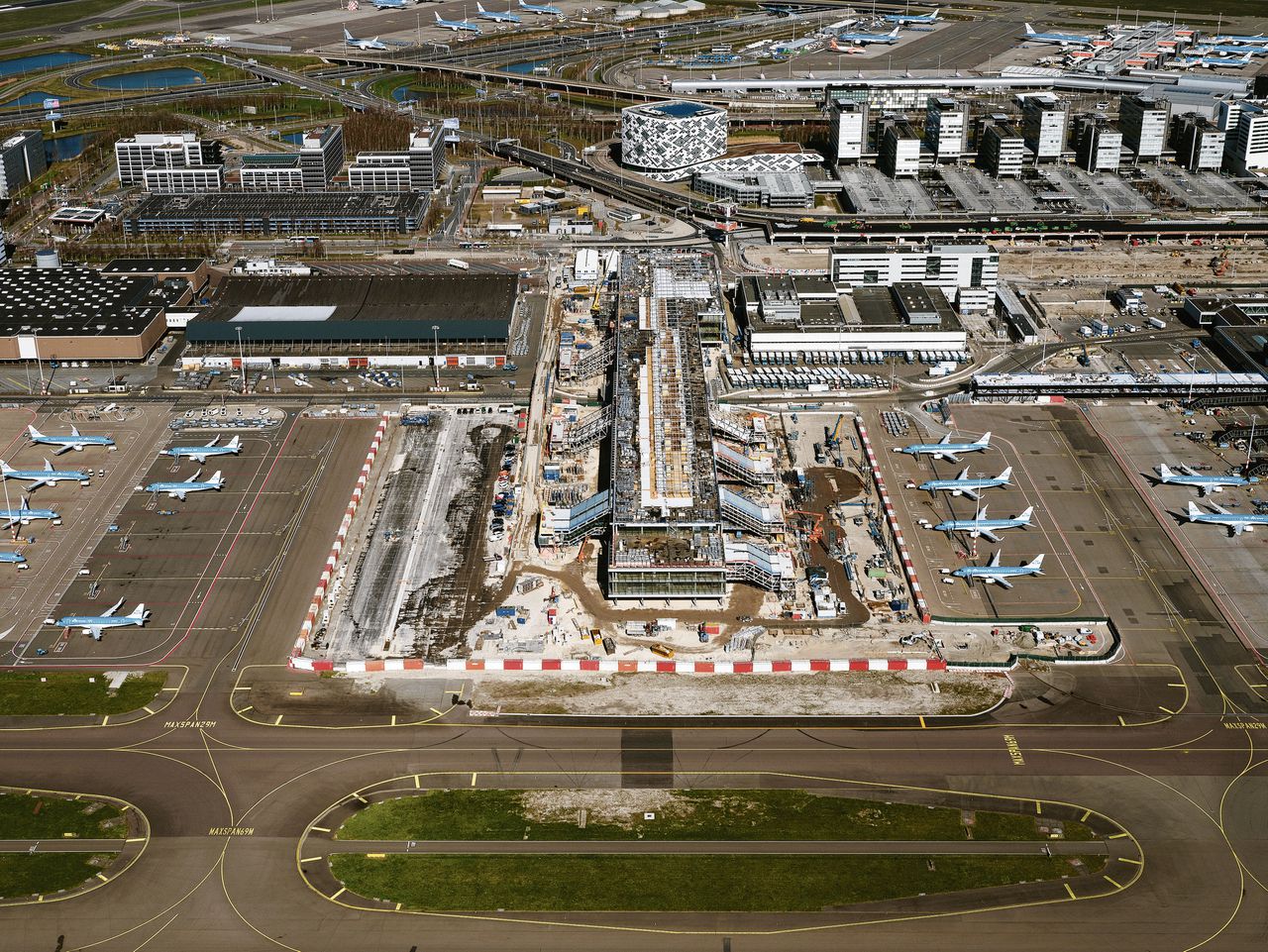 De A-pier van Schiphol in aanbouw. Met de nieuwe pier krijgt de luchthaven er tien nieuwe gates bij.