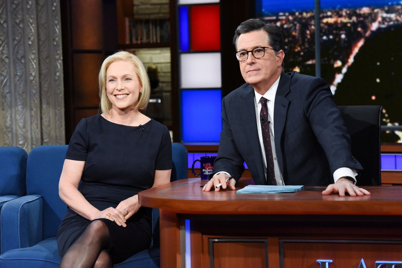 De Amerikaanse senator Kirsten Gillibrand tijdens de Late Show with Stephen Colbert, dinsdagavond in New York.