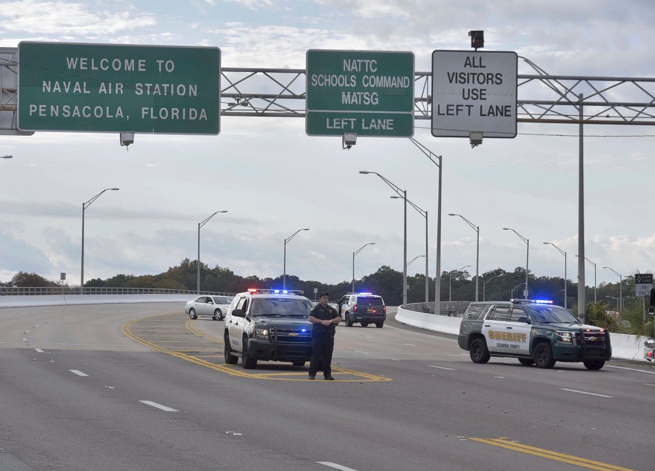 Politieauto's blokkeerden de toegang tot de marinebasis in Pensacola, Florida, na de schietpartij in december.