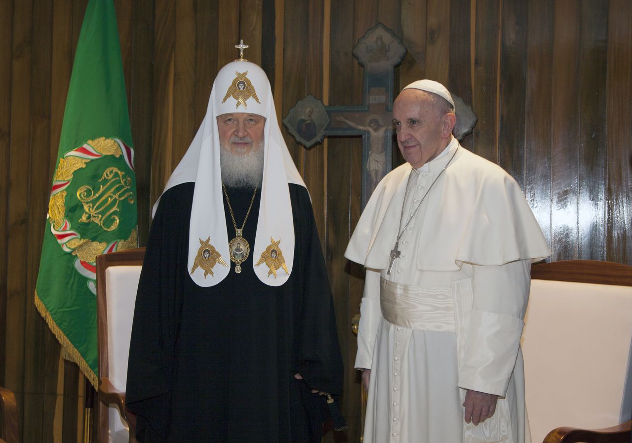 Paus Franciscus (r) en patriarch Kirill.