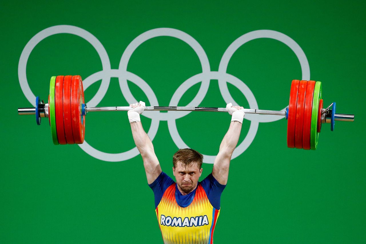 De Roemeen Gabriel Sincraian moest zijn medaille van de Spelen van Rio (2016) inleveren.
