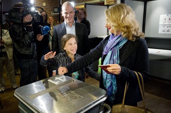 PvdA-lijsttrekker Diederik Samsom brengt met zijn gezin zijn stem uit voor de Tweede Kamerverkiezingen.