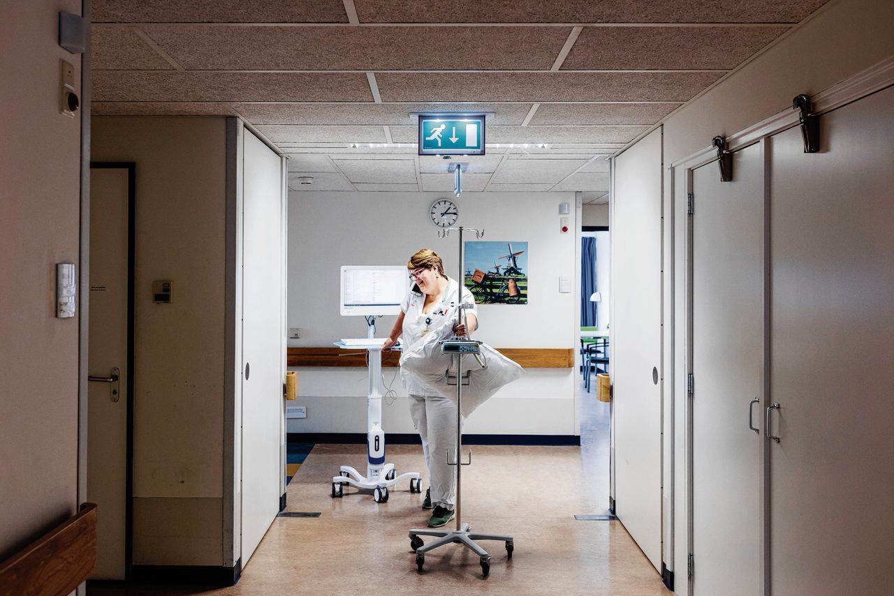 De verpleegkundige moet op vijf plekken tegelijk zijn - NRC