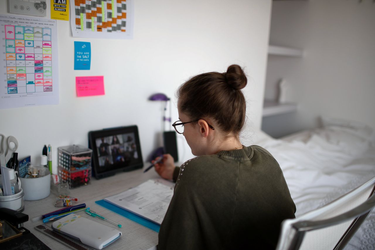 Een student in Parijs studeert online vanwege de lockdown. Foto Gonzalo