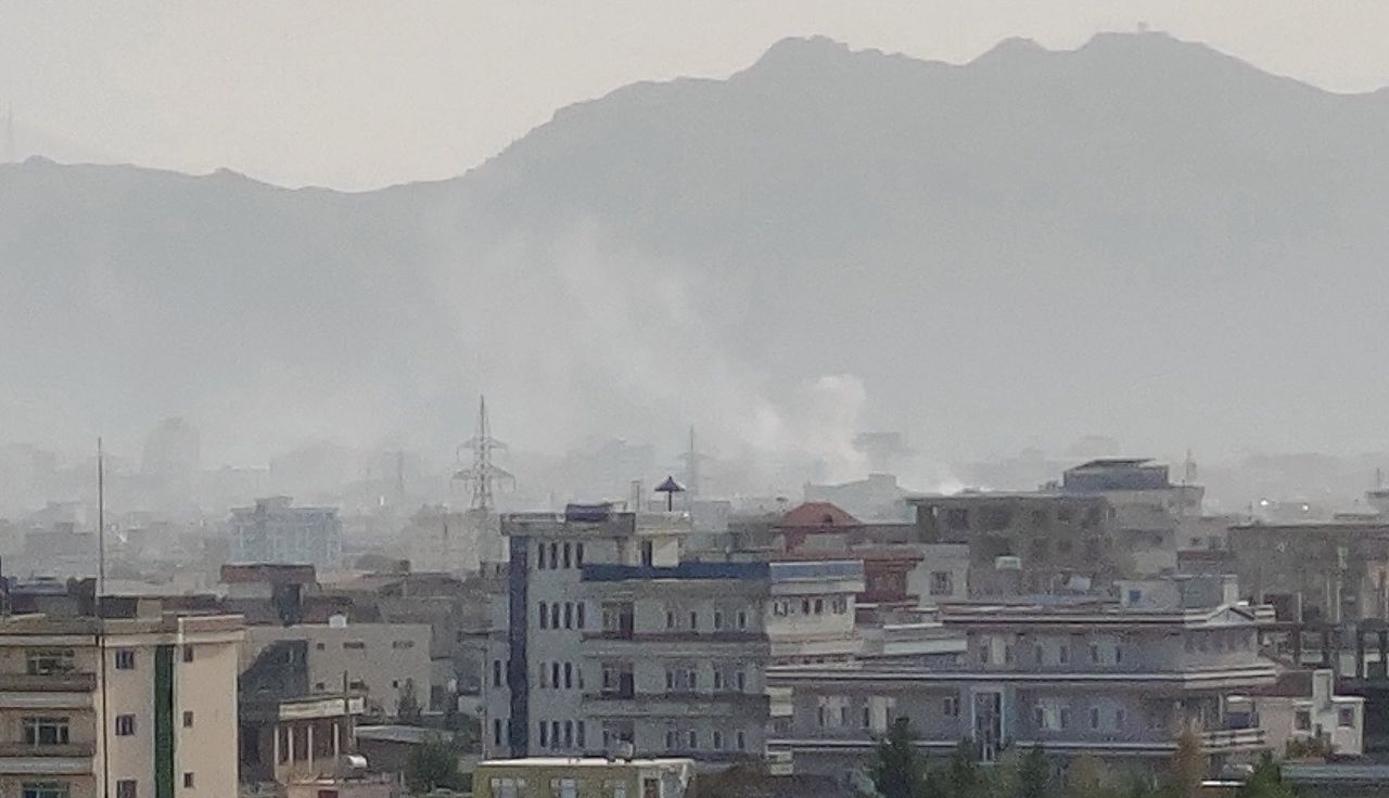Rook stijgt zondagmiddag op in Kabul na een raketinslag. Volgens de Amerikanen trof een raket een voertuig vol explosieven, waarmee een nieuwe aanslag op de menigte rond het vliegveld zou zijn verijdeld. Foto EPA/Stringer