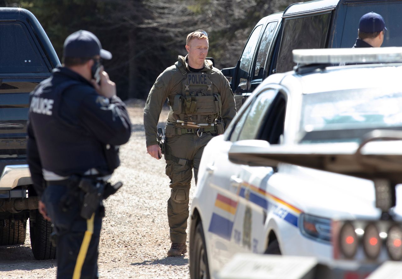 Agenten van de Canadese politie zondag in Portapique, Nova Scotia.