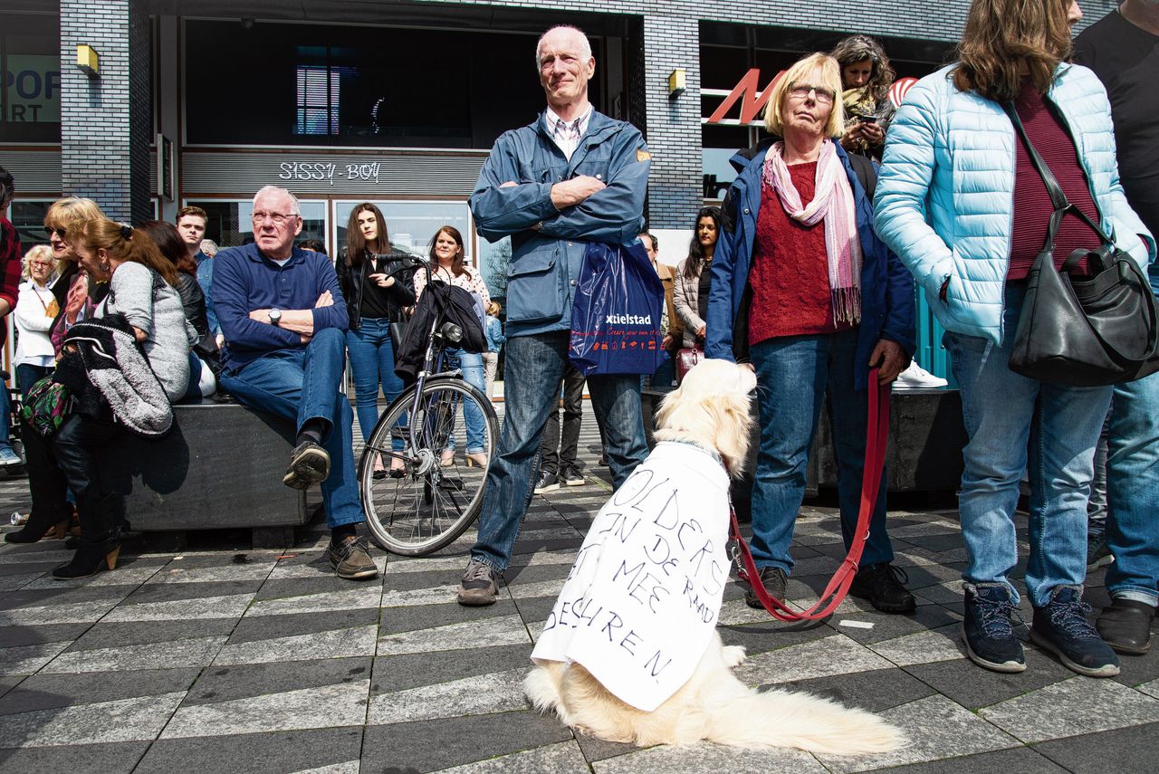 Demonstratie tegen coalitiebesprekingen zonder de grootste partij in Tilburg, LST. Lijsttrekker Hans Smolders noemde er zaterdag de Tilburgse politiek geen democratie, maar een kleuterklas.