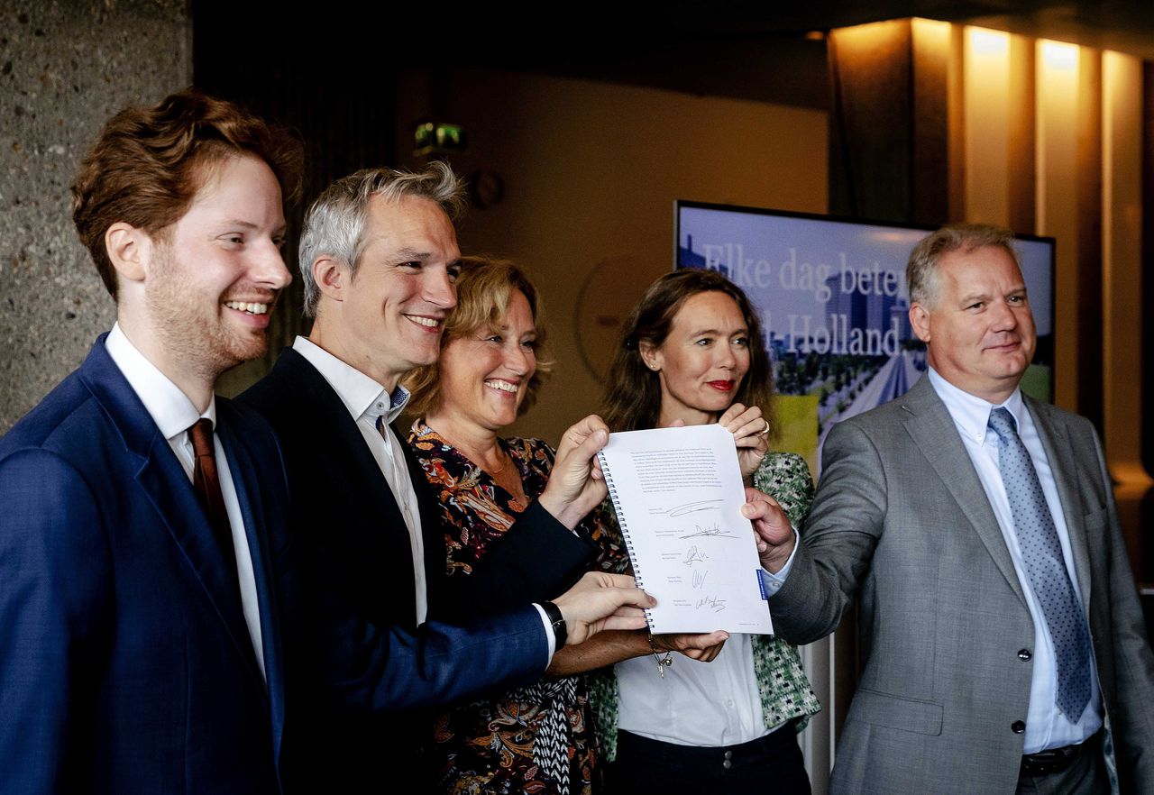 Fractievoorzitters Floor Vermeulen (VVD), Berend Potjer (GroenLinks), Adri Bom-Lemstra (CDA), Anne Koning (PvdA) en Jacco Schonewille (ChristenUnie/SGP) presenteren het coalitieakkoord van Zuid-Holland.