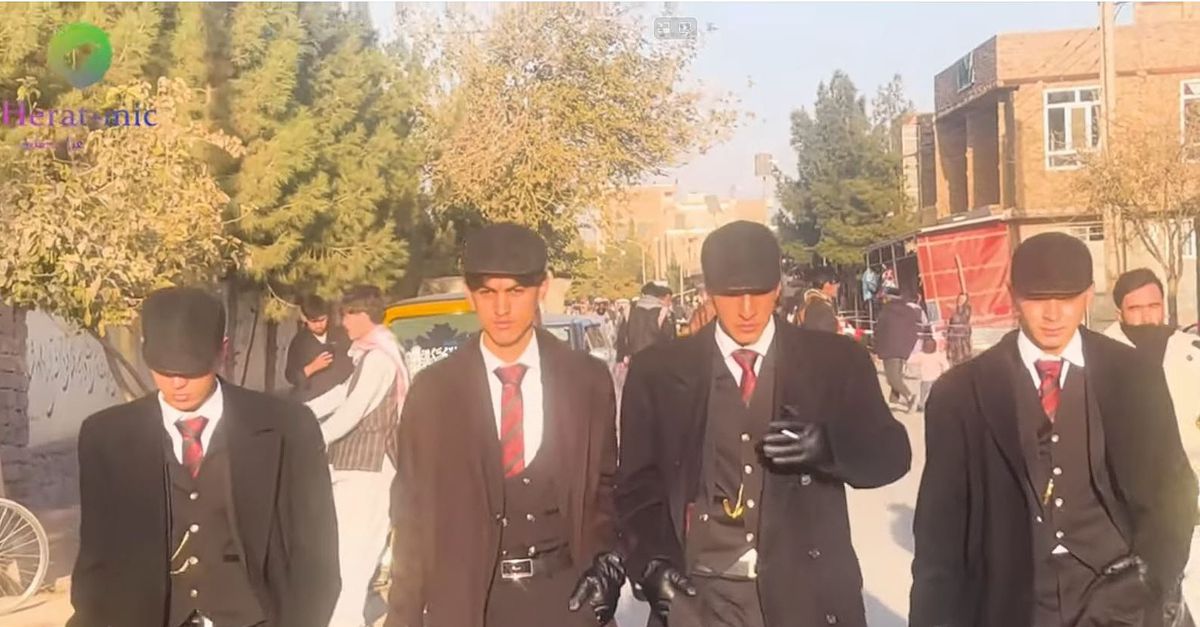 Afghaanse jongeren berispt om ‘Peaky Blinders’-outfits: Taliban willen traditionele Afghaanse kleding
