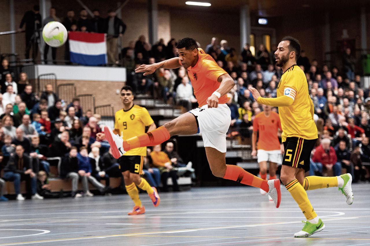 Afgelopen zondag oefenden de nationale zaalvoetbalteams van Nederland en België tegen elkaar in de sporthal de Hoornse Vaart in Alkmaar. Op de foto boven: Oranje-international Jordany Martinus vuurt op het Belgische doel.