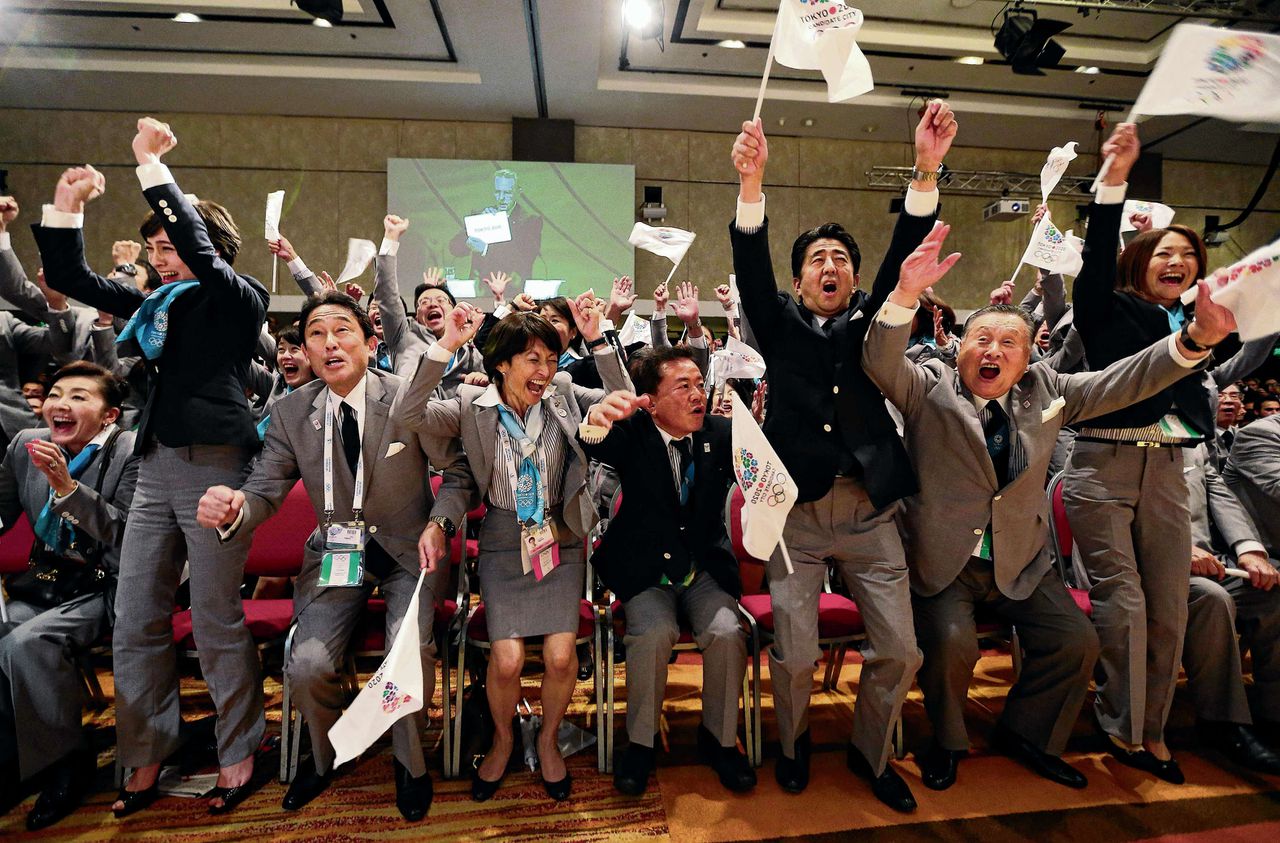 De Japanse premier Shinzo Abe (derde van rechts) vierde zaterdag de uitverkiezing van Tokio als speelstad voor de Olympische Spelen in 2020.