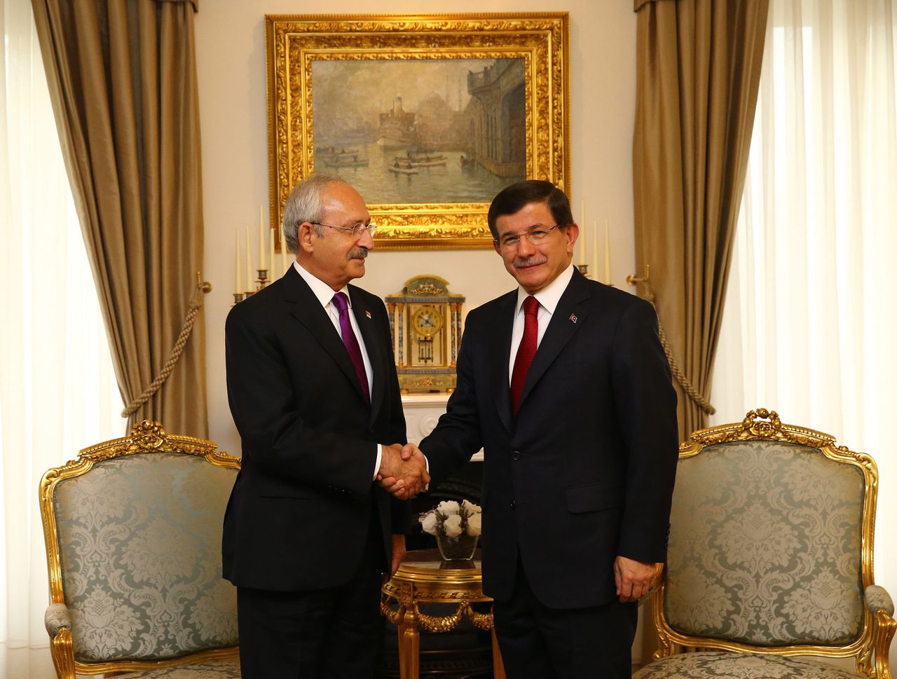 De Turkse premier Ahmet Davutoglu (r) en CHP-leider Kemal Kilicdaroglu (l) tijdens een bespreking op 10 augustus over de mogelijkheden van een coalitie.