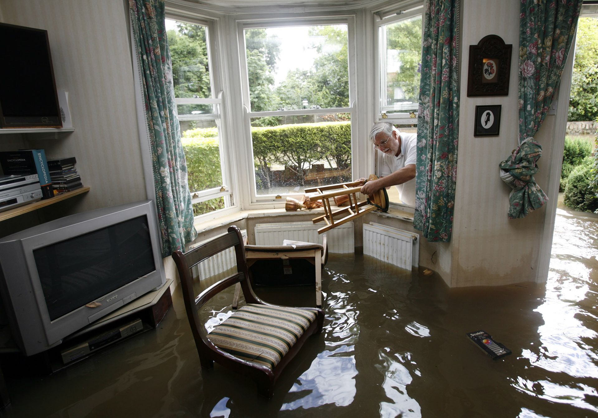 Flood service. Окно наводнение. Затопление мебели. Потоп из окна. Затопило по окна.