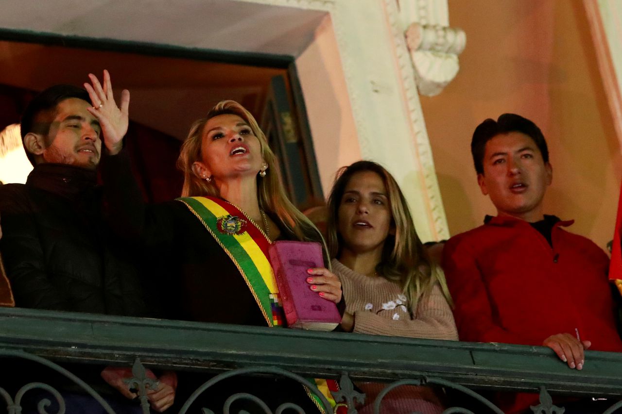 De Boliviaanse senator Jeanine Anez dinsdag op het balkon van het presidentiële paleis in La Paz, nadat ze zichzelf heeft uitgeroepen tot interim-president.