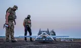 Oekraïense militairen maken een ‘Chaklun’-aanvalsdrone gereed, die wordt ingezet voor aanvallen diep in vijandelijk gebied tegen Russische stellingen op de Krim –  6 augustus 2026