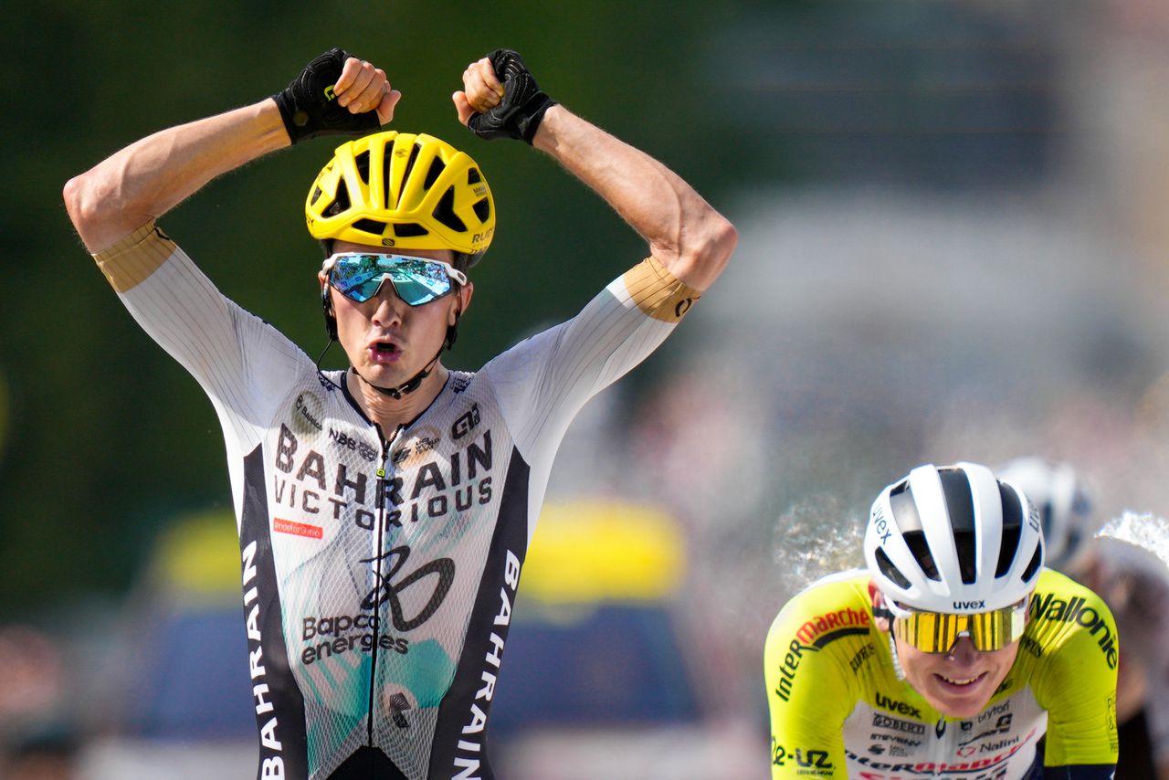 Pello Bilbao draagt winst tiende etappe Tour de France op aan verongelukte Gino Mäder 