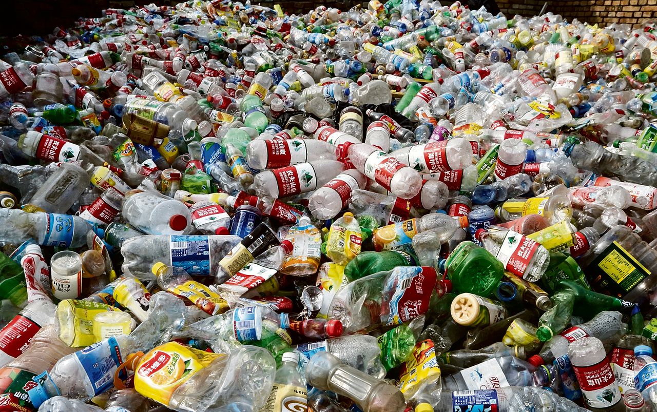 Ruim de helft van alle PET-plastic wordt nu nog gestort of verbrand.