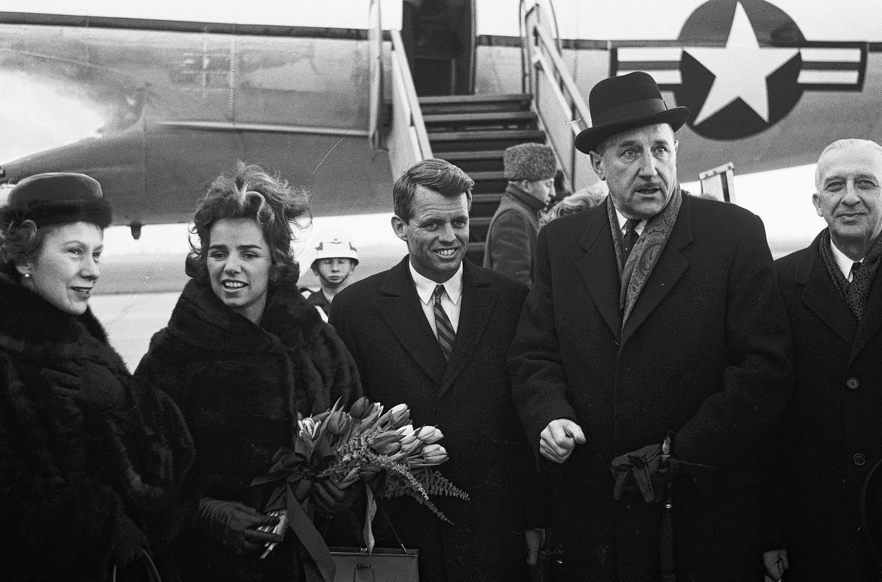 Joseph Luns ontvangt in 1962 de Amerikaanse minister van Justitie Robert Kennedy. Uiterst links Luns’ vrouw Lia, met naast haar Ethel Kennedy.